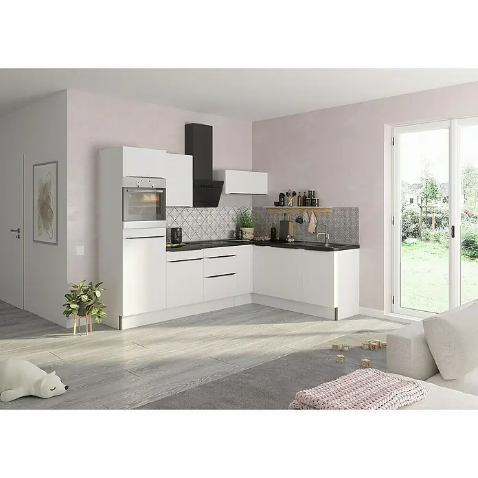 Optifit Winkelküche OPTIkoncept Arvid986 Typ 1B x T: 270 x 60 cm, Weiß, Mit Elektrogeräten, Spüle rechts - Moderne Küche mit weißen Schränken, einer schwarzen Dunstabzugshaube und einer grauen Fliesenspiegel-Rückwand. Helle Holzböden ergänzen das Design.