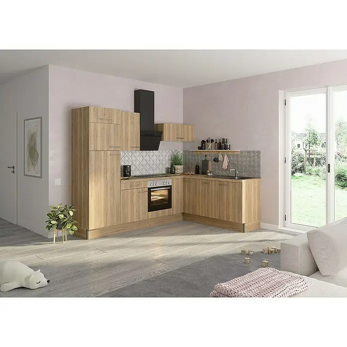 Optifit Küchenleerblock OPTIkoncept Erik290 Typ 2 - B x T: 270 x 200 cm, Nachbildung Wildeiche, Ohne Elektrogeräte, Spüle rechts - Eine moderne Küche mit Holzfronten, einer schwarzen Dunstabzugshaube und weißen Wänden. Im Vordergrund befinden sich Kinderspielzeuge und ein Kuscheltier.