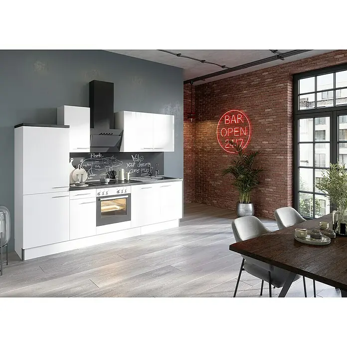 Optifit Küchenleerblock OPTIkoncept Rurik986 Typ 1 - Breite: 270 cm, Weiß, Ohne Elektrogeräte - Moderne Küche mit weißen Schränken, einer Dunstabzugshaube und einer Tafelrückwand, die eine einladende und stilvolle Atmosphäre schafft.