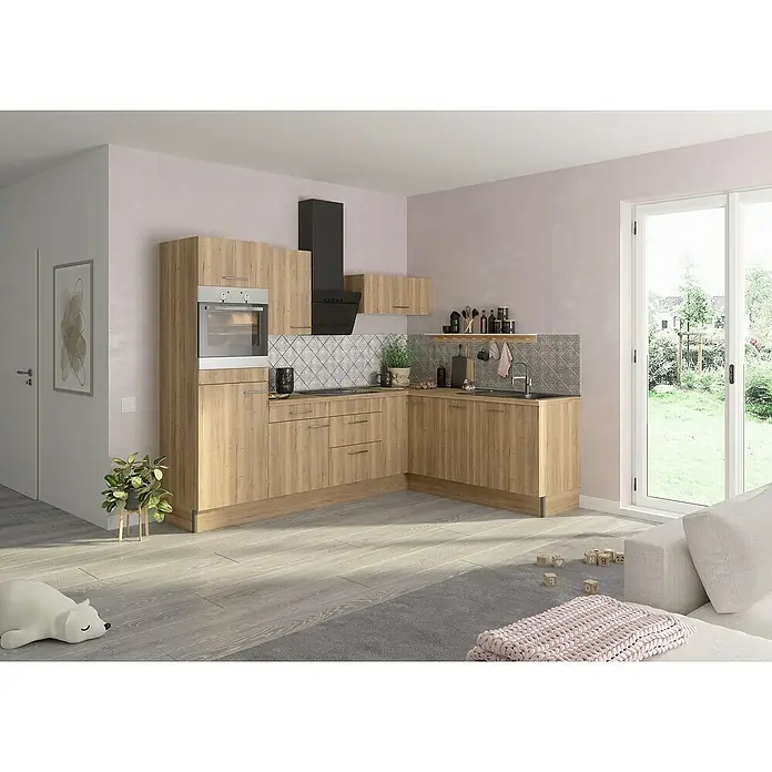 Optifit Winkelküche OPTIkoncept Erik290 Typ 1 - B x T: 270 x 200 cm, Nachbildung Wildeiche, Mit Elektrogeräten, Spüle rechts - Moderne Küche in hellen Holztönen mit integrierten Geräten und einer schwarzen Dunstabzugshaube, die sich harmonisch in das Gesamtbild einfügt.