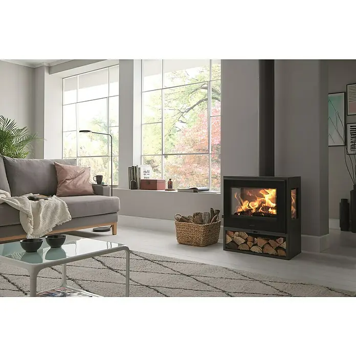 Panadero Estufa de leña Java 3V - 5,9 kW, Volumen de calefacción: 210 m³, Negro - Un salón moderno con una chimenea de leña que irradia calor. La chimenea con leña es un punto focal e irradia confort en la habitación.