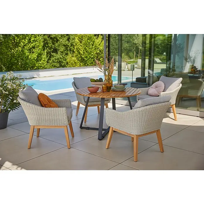 Sunfun Paula Gartensessel XLB x T x H: 70 x 75 x 82 cm, Hellgrau, Akazie - Nahaufnahme einer Outdoor-Essgruppe mit einem runden Tisch und vier Rattansesseln mit Polsterung, ideal für entspannte Stunden im Garten.