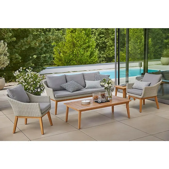 Sunfun Paula Garten-Couchtisch - L x B x H: 140 x 70 x 42 cm, Akazienholz, Braun - Gartensitzgruppe mit Sofa, Sesseln und Tisch. Die Möbel sind aus hellem Rattan gefertigt und haben graue Kissen. Ideal für gemütliche Stunden im Freien.