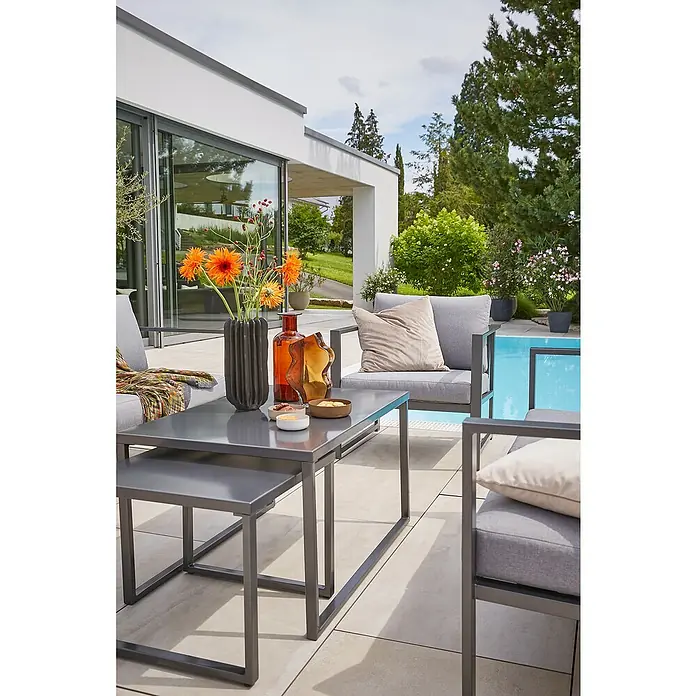 Sunfun Maja Slim Garten-Couchtisch - L x B x H: 90 x 60 x 50 cm, Anthrazit - Gartentisch-Set mit stilvollen Vasen und bequemen Sesseln.