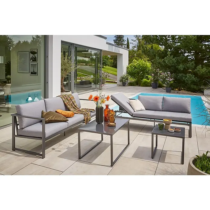 Sunfun Maja Slim Loungesofa mit Liegefunktion - B x T x H: 198 x 67 x 64,5 cm, Anthrazit - Eine stilvolle graue Gartengarnitur mit Sofa, Liege, Couchtisch und Beistelltisch neben einem Pool. Moderne Outdoor-Möbel für entspannte Stunden.