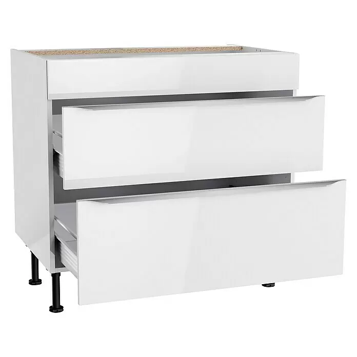 Optifit Unterschrank Optikomfort Arvid 986 - 58,1 x 90 x 87 cm, Glanz Lack Weiß, Für Kochfeld - Weißer glänzender Küchenunterschrank mit drei Schubladen, zwei geöffnet, und schwarzen verstellbaren Füßen.