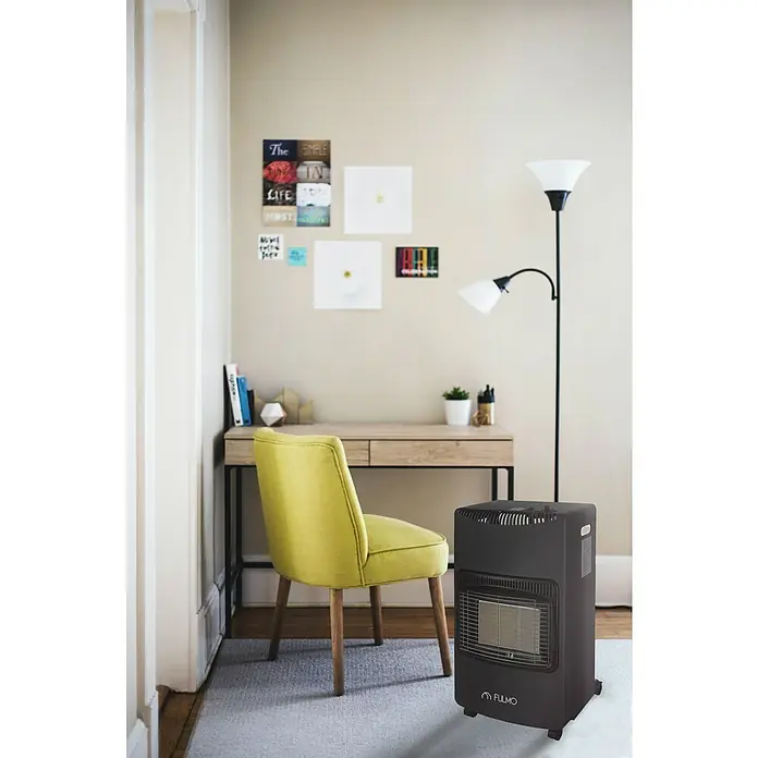 Fulmo Estufa de gas cerámica plegable - 4,2 kW, Negro - Primer plano de un calentador de gas Fullmo en una habitación acogedora con escritorio y silla, prometiendo calor y confort.