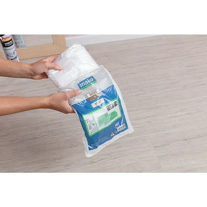 Mako Abdeckfolie Basic - L x B: 2,5 x 4 m, 10 m² - Eine Person hält eine Mako Basic Abdeckplane (10 m²) in den Händen, ideal zum Abdecken bei Malerarbeiten und Renovierungen.