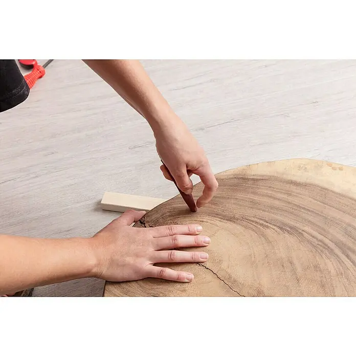 Craftomat Papel de lija - An x L: 93 mm x 5 m, Grano: 120 mm - Una persona trabajando en una mesa de madera con un lápiz marrón, afinando la superficie y corrigiendo imperfecciones.