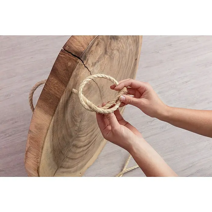 Stabilit Sisalseil - 8 mm x 10 m, 3-schäftig gedreht - Nahaufnahme eines runden Holztabletts mit Seilgriffen, das rustikalen Charme und Funktionalität für die Präsentation bietet.