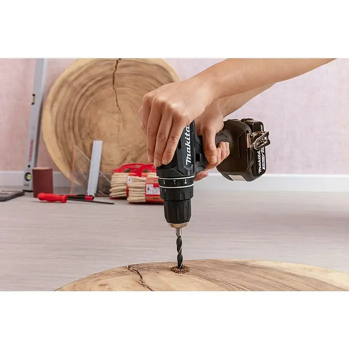 Craftomat Holzbohrer - 8 -tlg., Durchmesser Bohrer: 10 mm - Eine Person bohrt mit einer Makita Bohrmaschine ein Loch in ein Stück Holz, um ein Heimwerkerprojekt zu realisieren.