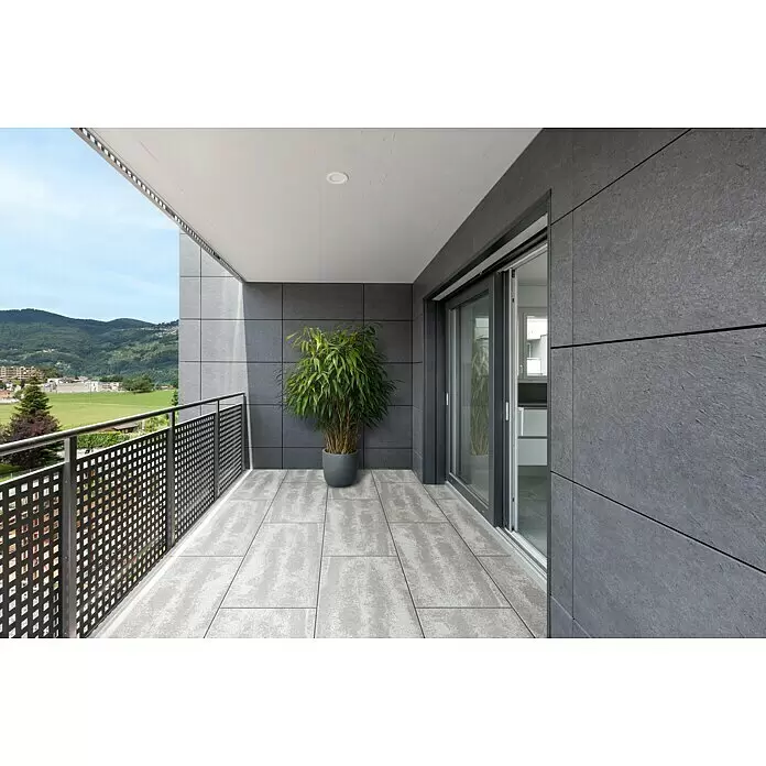 Terrassenplatte Industrial - 80 x 40 x 4 cm, Silver, Beton - Moderner grauer Balkon mit Fliesenboden, Wandpaneelen und Metallgeländer. Mit großer Topfpflanze und Glasschiebetür.