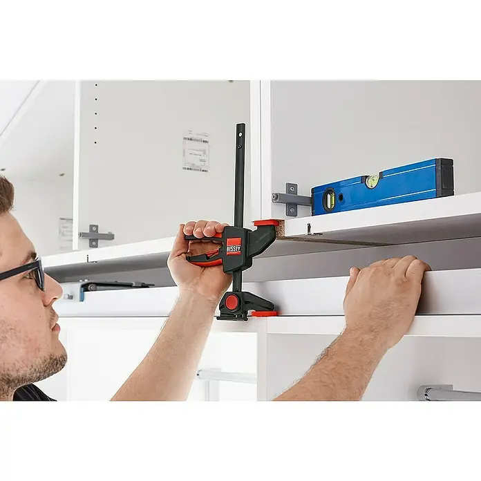 Bessey Einhandzwinge EZR - Spannweite: 150 mm, Ausladung: 60 mm - Der BESSEY Einhand-Hebelzwinge im Einsatz beim Möbelbau, fixiert präzise und sorgt für einen stabilen Halt während der Montage.