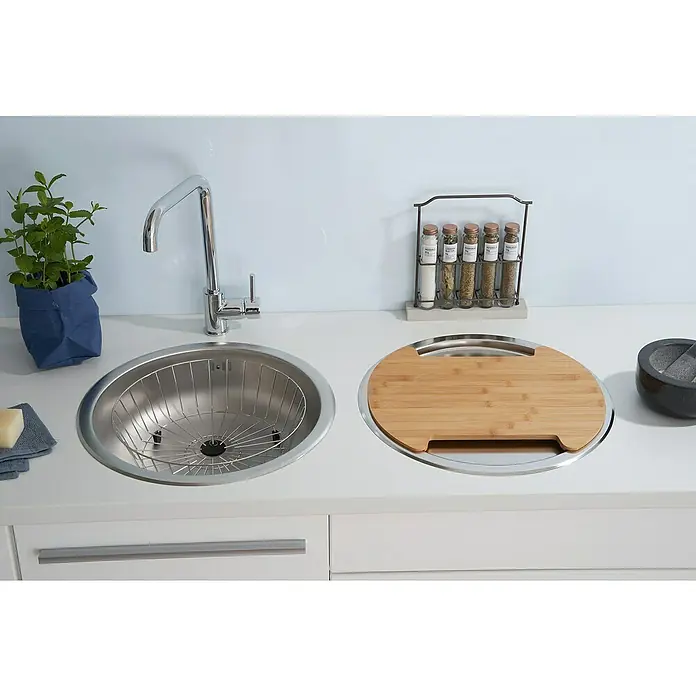 Einbauspülen Set - Durchmesser: 450 mm, Edelstahl - Küchenspüle mit Abtropfkorb und Schneidebrett auf einer weißen Arbeitsplatte.