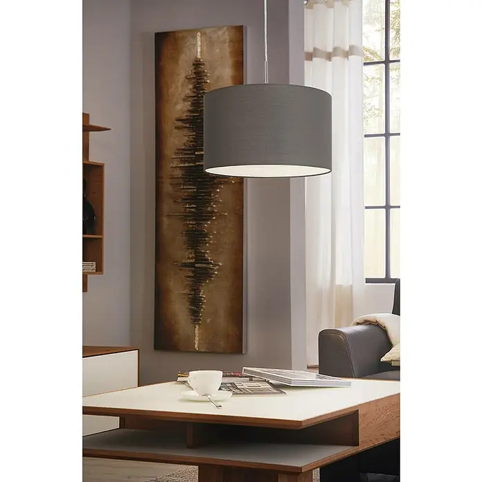 Eglo Pasteri Pendelleuchte rund - Durchmesser: 380 mm, Farbe Schirm: Anthrazit/Braun - Die moderne graue Hängelampe mit zylindrischem Lampenschirm hängt über einem Couchtisch und sorgt für stilvolle Beleuchtung im Raum.