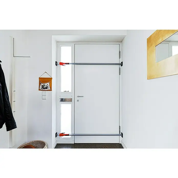 Bessey Montagestütze STE 250 - Verstellbereich: 145 cm - 250 cm - Türsicherheitsvorrichtung, die für zusätzliche Sicherheit an einer weißen Tür angebracht ist und Einbruch verhindern soll.
