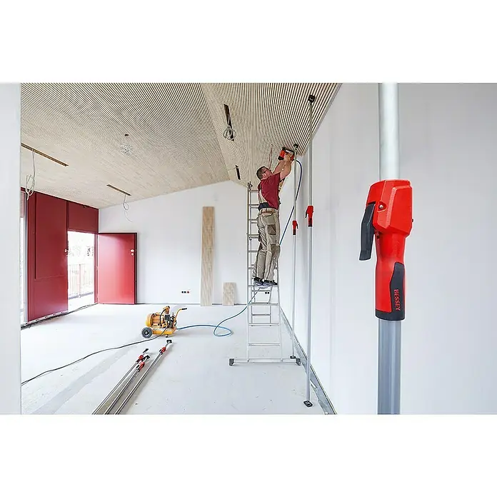 Bessey Montagestütze STE 250 - Verstellbereich: 145 cm - 250 cm - Das Bild zeigt einen rot-schwarzen BESSEY Stützgriff in einem Raum mit einem Arbeiter auf einer Leiter.