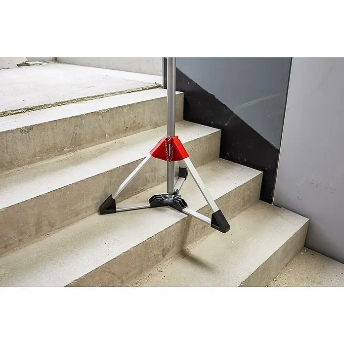 Bessey Stativ STE-BS - Aluminium - Produktfoto eines Stativs auf einer Treppe. Das Stativ ist rot, silber und schwarz.