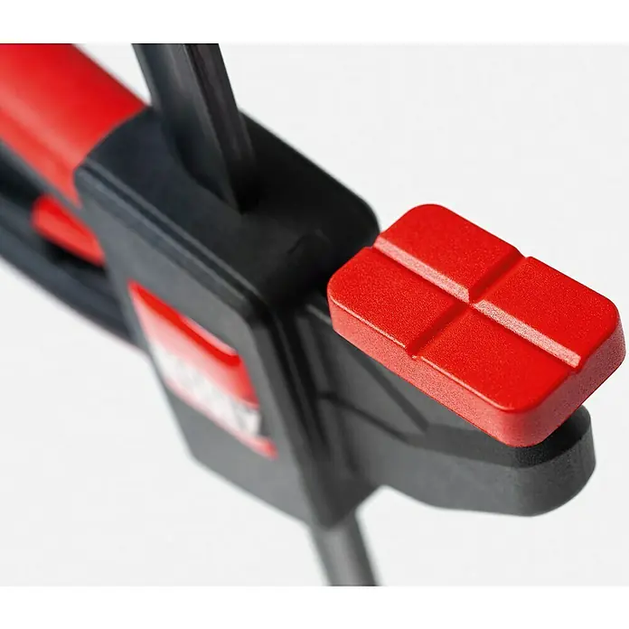 Bessey Einhandzwinge EZR - Spannweite: 150 mm, Ausladung: 60 mm - Nahaufnahme einer schwarzen und roten Einhandzwinge, einem Werkzeug zum Fixieren von Werkstücken.