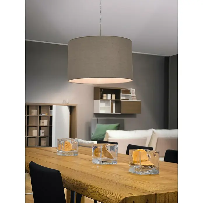 Eglo Pasteri Pendelleuchte rund - Durchmesser: 380 mm, Farbe Schirm: Taupe - Eine moderne graue Hängelampe hängt über einem Holztisch, auf dem dekorative Glasbehälter mit bernsteinfarbenen Füllungen stehen.