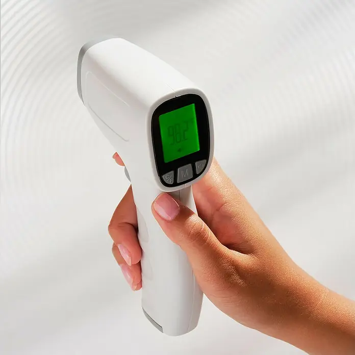 Energizer Max Batterie - Micro AAA, 1,5 V, Alkali-Mangan, 20 Stk. - Hand hält ein berührungsloses Infrarot-Thermometer, das eine Temperatur von 98,2 Grad anzeigt, ein nützliches Werkzeug zur Temperaturmessung.