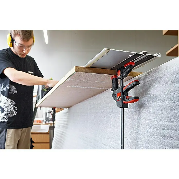 Bessey Einhandzwinge EZR - Spannweite: 150 mm, Ausladung: 60 mm - Mann arbeitet an einem Werkstück, das mit einer BESSEY Einhandzwinge befestigt ist. Professionelle Werkzeuge für Handwerker und Heimwerker.