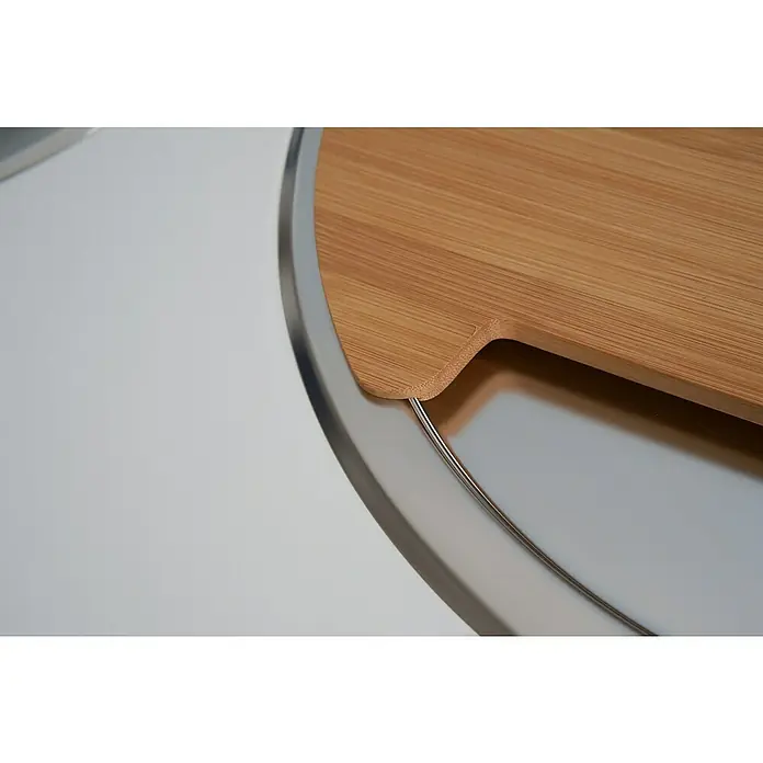 Einbauspülen Set - Durchmesser: 450 mm, Edelstahl - Nahaufnahme eines Bambus-Schneidebretts mit einem eleganten Metallgriff auf einer weißen Oberfläche, das die Kombination von Holz und Metall hervorhebt.