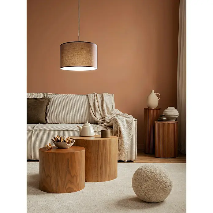 Eglo Pasteri Pendelleuchte rund - Durchmesser: 380 mm, Farbe Schirm: Anthrazit/Braun - Gemütliches Wohnzimmer mit braun-beiger Einrichtung und Pendelleuchte über dem Sofa. Schöne zylindrische Beistelltische aus Holz.