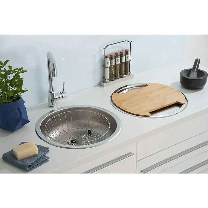 Einbauspülen Set - Durchmesser: 450 mm, Edelstahl - Eine moderne Küchenspüle mit Abtropfkorb, Schneidebrett und Gewürzregal auf einer weißen Arbeitsfläche.