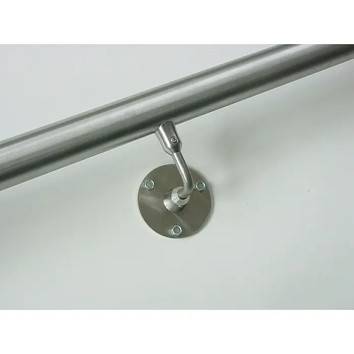 Treba Frewa Wandhalter B11 - Edelstahl V2A, Mit Stifthalter - Nahaufnahme einer silbernen Edelstahl-Handlaufhalterung, die an einer weißen Wand befestigt ist und ein modernes und elegantes Design zeigt.