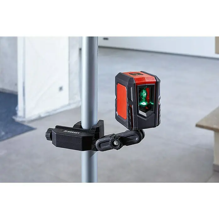 Bessey Klemmhalter STE-LH - Passend für: Geräte wie Laser mit einer 1/4“ Gewindeaufnahme - Roter und schwarzer BESSEY Laser mit Halterung an einer Stange befestigt, ideal für präzise Ausrichtung bei Bauprojekten.