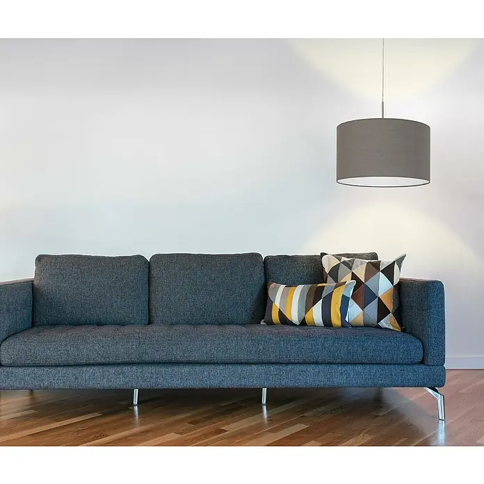 Eglo Pasteri Pendelleuchte rund - Durchmesser: 380 mm, Farbe Schirm: Anthrazit/Braun - Modernes Wohnzimmer mit grauem Sofa, gemusterten Kissen und einer Hängelampe.