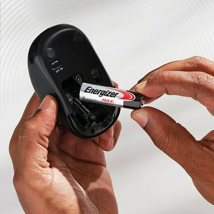 Energizer Max Batterie - Micro AAA, 1,5 V, Alkali-Mangan, 20 Stk. - Eine Hand legt eine Energizer Max Batterie in eine schwarze Computermaus. Die Batterie wird gerade eingesetzt.