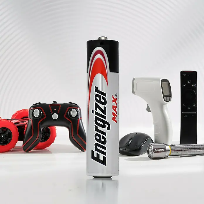 Energizer Max Batterie - Micro AAA, 1,5 V, Alkali-Mangan, 20 Stk. - Produktbild einer Energizer Max Batterie mit Spielzeugauto, Fernbedienung, Maus, Fieberthermometer und Taschenlampe.