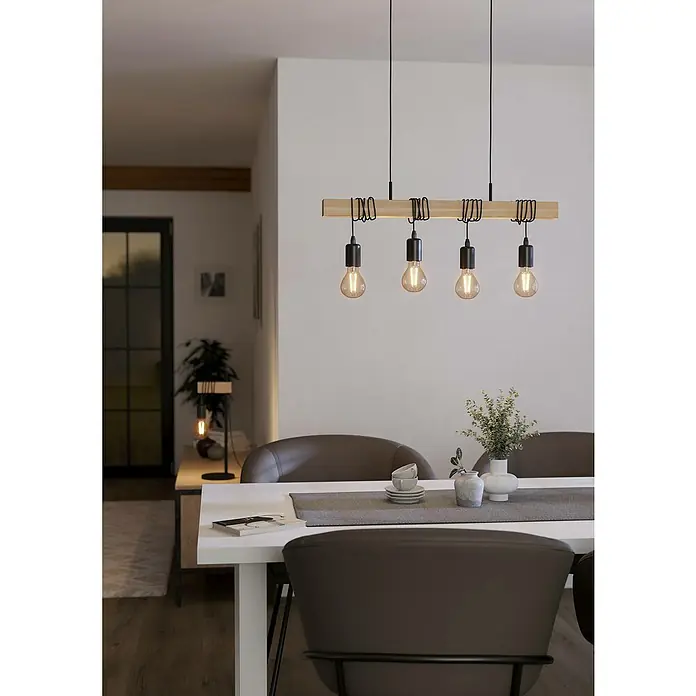 Eglo Townshend Pendelleuchte - B x H: 10,5 x 110 cm, Schwarz, Braun, 240 W - Hängelampe mit vier Edison-Glühbirnen, die von einem Holzbalken mit schwarzen Akzenten herabhängen, über einem Esstisch.