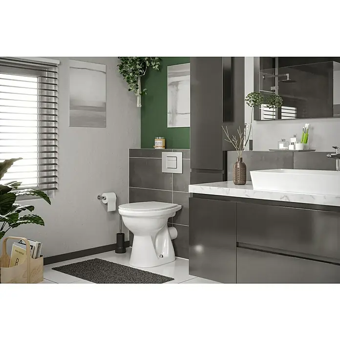 Simena Stand-WC - Mit Spülrand, Ohne Spezialglasur, Spülform: Tief, WC Abgang: Waagerecht, Weiß - Dieses Badezimmer verfügt über eine moderne Toilette mit Spülkasten, eine graue Waschtischkombination mit einem weißen Aufsatzwaschbecken.