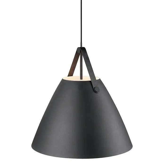 Nordlux Strap Lámpara colgante redonda - 60 W, Ø x Al: 48 x 48 cm, Negro, E27 - Primer plano de una lámpara colgante negra mate con suspensión de correa de cuero. Diseño elegante para interiores modernos.