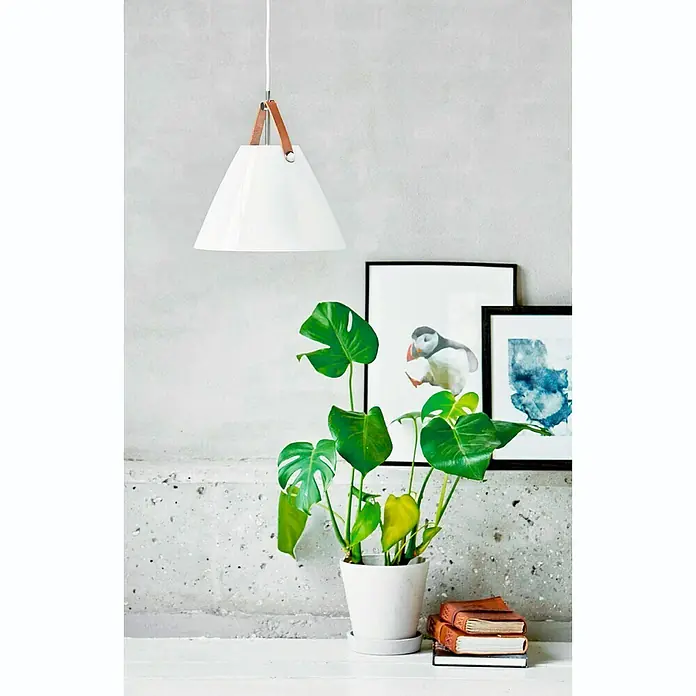 Nordlux Strap Lámpara colgante redonda - 60 W, Ø x Al: 27 x 27 cm, Opal, E27 - Elegante lámpara colgante blanca con detalles de cuero, creando un ambiente acogedor en cualquier habitación. Perfecta sobre una mesa o en un rincón de lectura.
