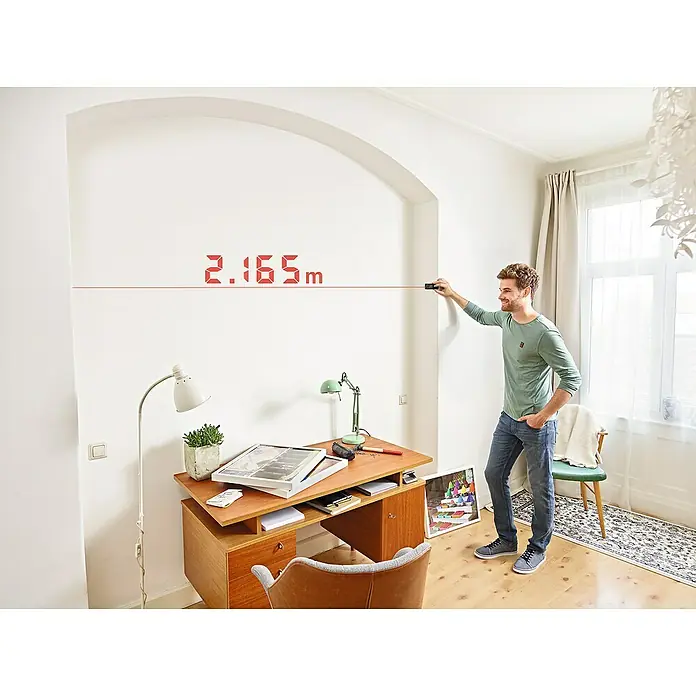 Bosch Laserentfernungsmesser ZAMO IV - 3 -tlg., Max. Arbeitsbereich: 25 m - Mann misst mit einem Laser-Entfernungsmesser die Höhe einer Wand in einem hellen, modernen Raum. Das Ergebnis wird digital angezeigt.