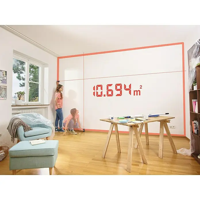 Bosch Laserentfernungsmesser ZAMO IV - 3 -tlg., Max. Arbeitsbereich: 25 m - Messen Sie einen Raum mit Kindern und einem Werkzeugtisch, um die Dimensionen für die Berechnung der Fläche zu bestimmen.