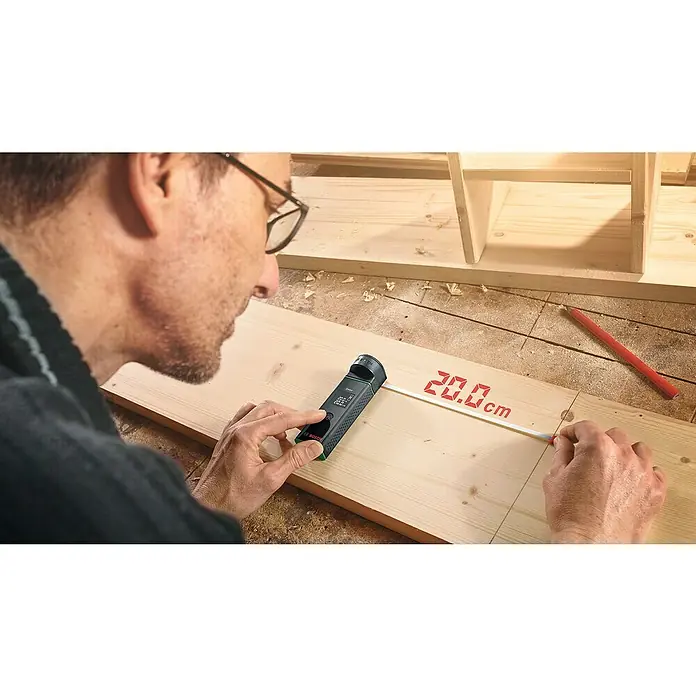 Bosch Bandmaß-Adapter Zamo - Passend für: Laser-Entfernungsmesser ZAMO IV - Handwerker misst ein Holzbrett mit einem Bosch-Laser-Entfernungsmesser. Das digitale Display zeigt 20,0 cm an.