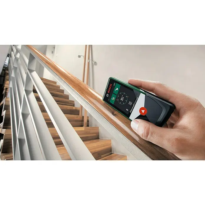 Bosch Advanced Laserentfernungsmesser AdvancedDistance 50 C - Messbereich: 0,05 - 50 m, Bluetooth 4.0 - Ein Bosch AdvancedDistance 50 Laser-Entfernungsmesser wird auf einem Treppengeländer für genaue Messungen verwendet.