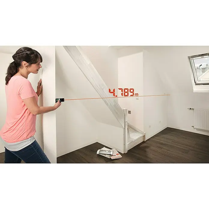 Bosch Universal Laserentfernungsmesser UniversalDistance 40 C - Messbereich: 0,05 - 40 m, Bluetooth 4.0 - Frau misst einen Raum mit einem Laser-Entfernungsmesser, der 4,789 m anzeigt. Perfekt für präzise Messungen bei Renovierungsarbeiten.