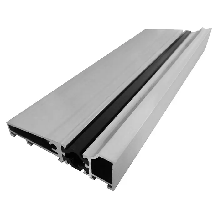 Panto Haustür Weser K 017 - 110 x 210 cm, DIN Anschlag: Rechts, Anthrazit/Weiß - Nahaufnahme eines Aluminiumprofils mit schwarzem Dichtungsstreifen, ideal für Bauprojekte. Präzise gefertigt für zuverlässige Leistung.