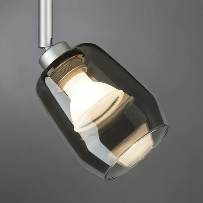Paulmann DecoSystems Pantalla de lámpara Vento - Diámetro: 8 cm, Transparente, Vidrio, Redonda - Primer plano de una lámpara de techo moderna con una pantalla de vidrio gris y una bombilla LED brillante.