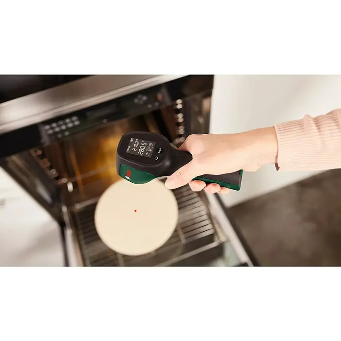 Bosch Universal Temperaturmessgerät UniversalTemp - Messbereich: -30 °C bis +500 °C - Nahaufnahme eines Bosch-Thermometers, das auf eine Pizza im Ofen gerichtet ist, zur Temperaturmessung.