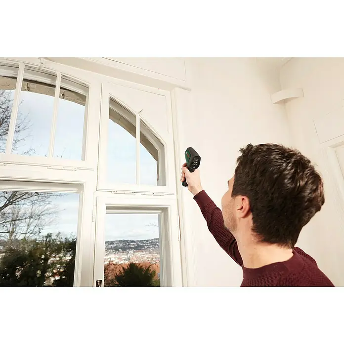 Bosch Universal Temperaturmessgerät UniversalTemp - Messbereich: -30 °C bis +500 °C - Mann misst die Temperatur eines Fensters mit einem Bosch Thermodetektor, um Wärmeverluste festzustellen.