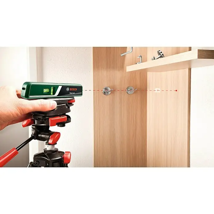 Bosch Easy Nivel láser Level - Número de niveles de burbuja: 2 ud. - Nivel láser Bosch EasyLevel sobre trípode, proyectando una línea láser roja para alinear objetos en la pared.