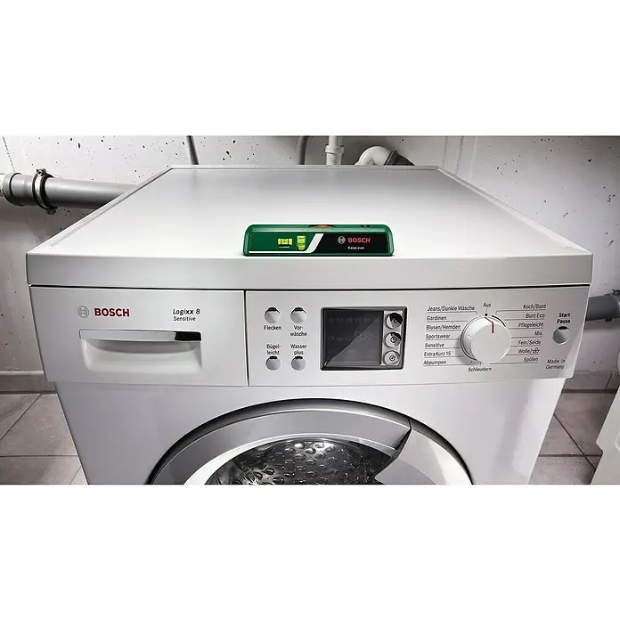 Bosch Easy Nivel láser Level - Número de niveles de burbuja: 2 ud. - La imagen muestra una lavadora Bosch con un nivel de burbuja verde encima, modelo EasyLevel, que garantiza una alineación correcta.