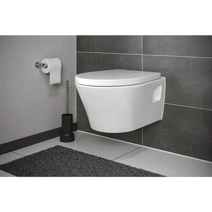 Camargue Rio Wand-WC - Spülrandlos, Ohne Spezialglasur, Spülform: Tief, WC Abgang: Waagerecht, Weiß - Nahaufnahme einer modernen, wandhängenden Toilette mit Toilettenpapierhalter und Bürste in einem stilvollen Badezimmer.